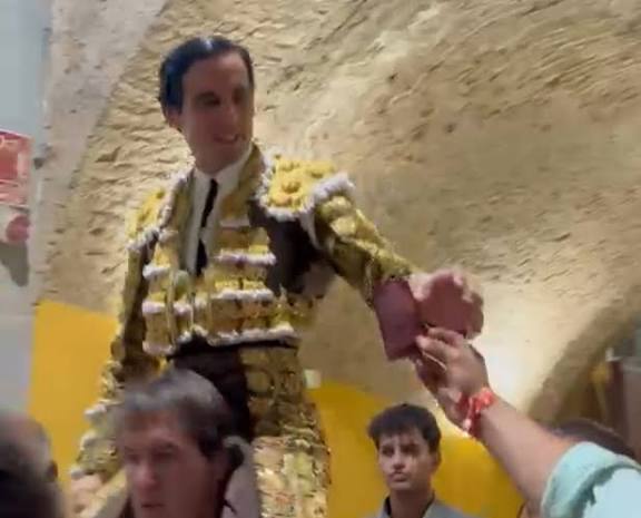 Puerta Grande para Juan Ortega, el trianero en una tarde marcada por Aguado y Morante