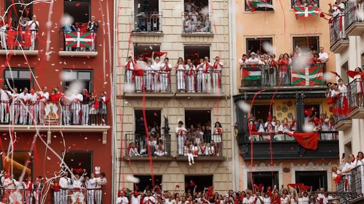 El quinto encierro de San Fermín se tiñe de caos y tensión: 14 heridos y una cogida en el rostro con los de Escolar