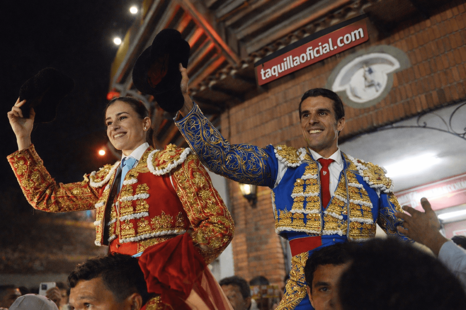 Emilio de Justo and Olga Casado, carried on shoulders at the closing of the Feria del Sol