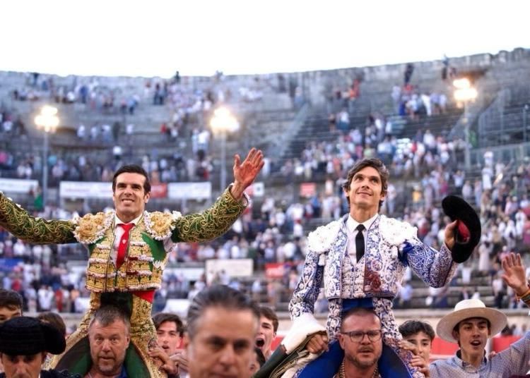 Castella y Emilio de Justo salen a hombros en una exigente tarde en Nimes