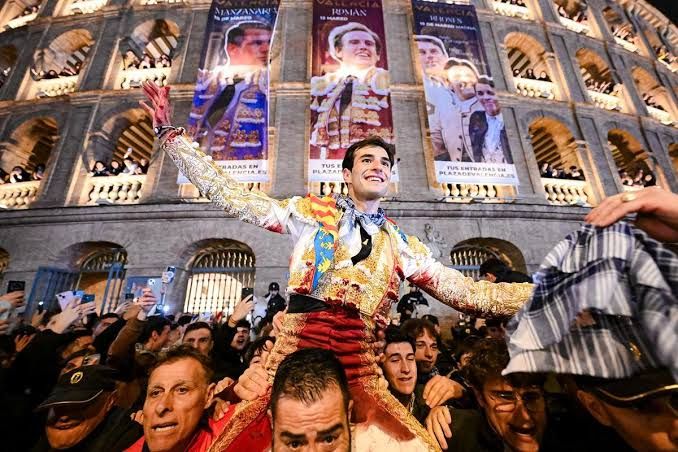 Samuel Navalón se consagró como torero de Valencia con una tarde de raza