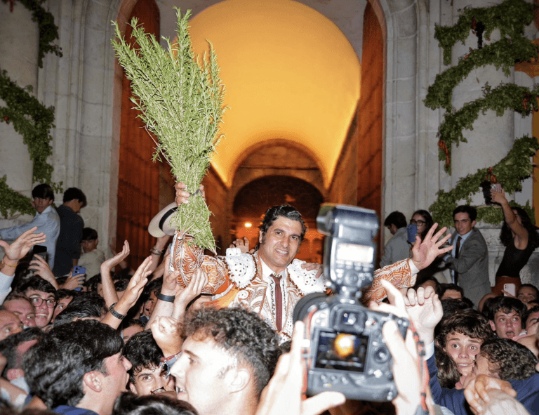 Morante conquista Sevilla en el Corpus con una histórica Puerta del Príncipe