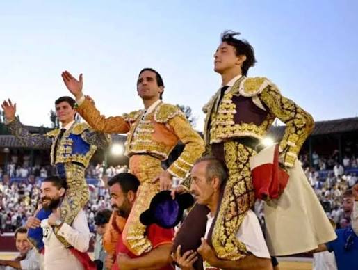 Juan Ortega, Roca Rey y Aarón Palacio brindando una tarde para el recuerdo en Tarazona