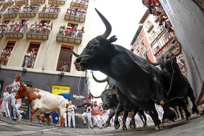 Los toros de Miura debutan en el séptimo encierro de San Fermín haciendo contener el aliento